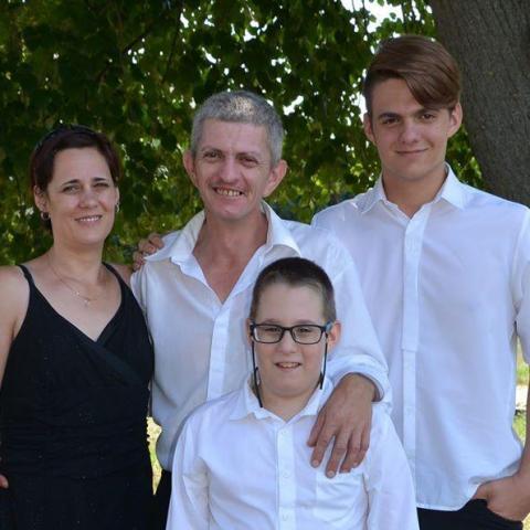family társkereső)