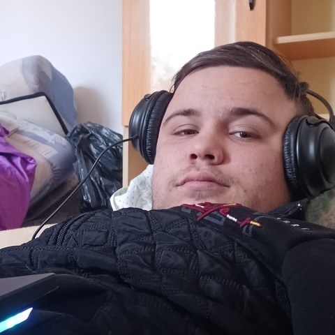 András, 25 éves társkereső profilképe (Esztergom, 4332552)